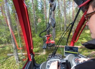 Visão de dentro de um harvester Komatsu
