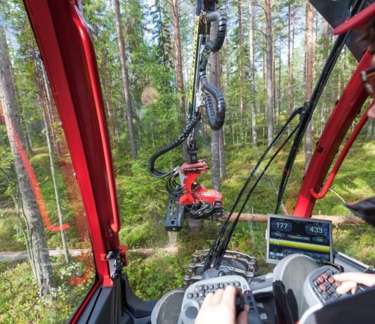 Visão de dentro de um harvester Komatsu