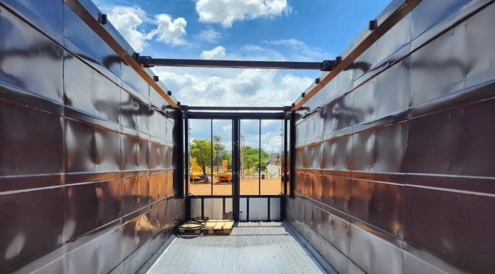 Vista de dentro de uma carreta que possui piso movel para movimentar cavacos para biomassa