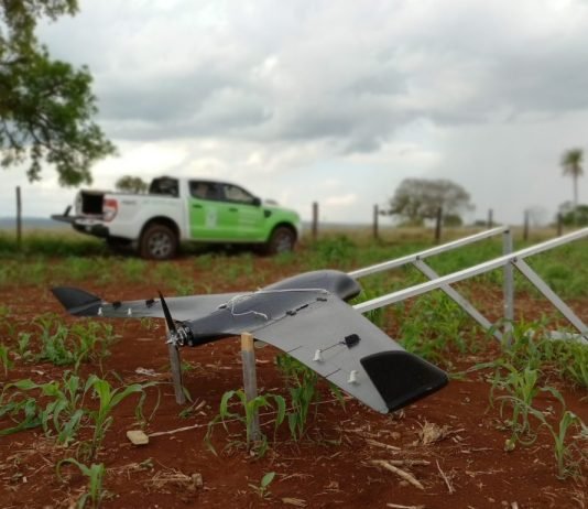 VANT Arater - aeronave em um suporte para decolagem com uma caminhonete no fundo. Clima nubrado